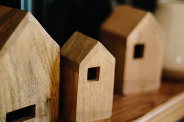 Construiesti o casa noua? Fa alegeri inteligente si foloseste lemnul stratificat pentru ferestre, usi si mobila!
